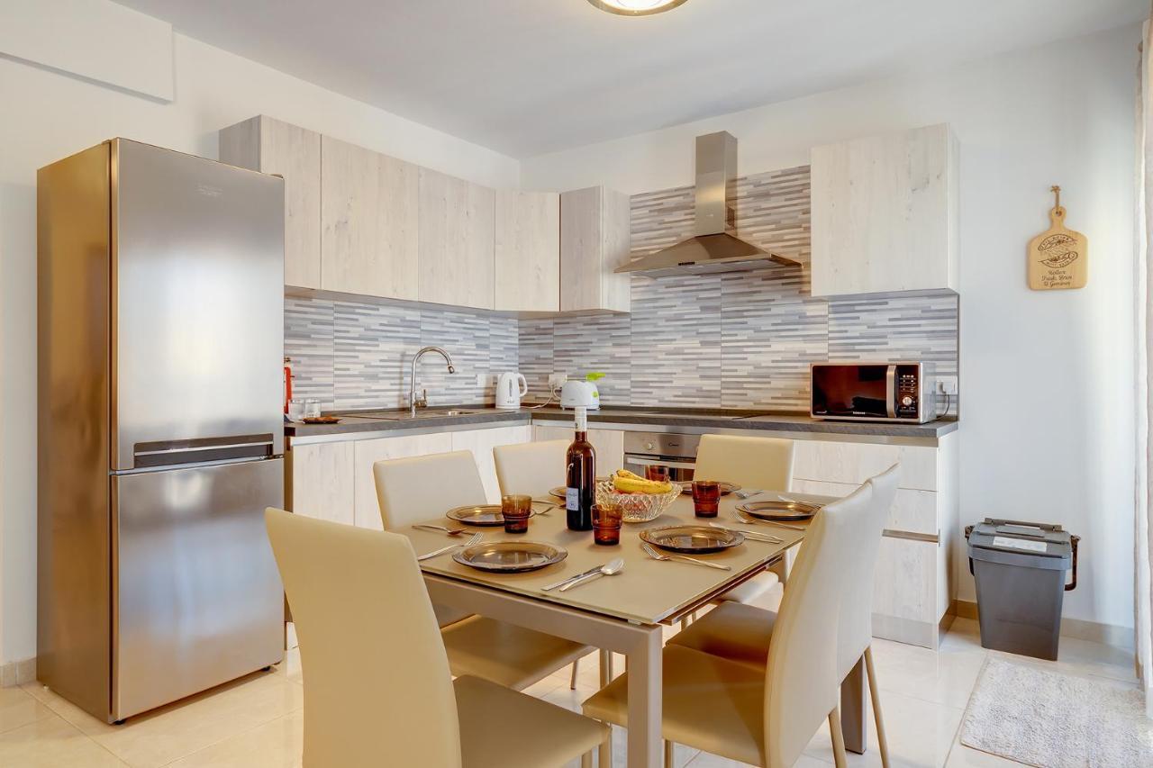 Stylish Bright And Airy Apart In Central Bugibba Сейнт Полс Бей Екстериор снимка