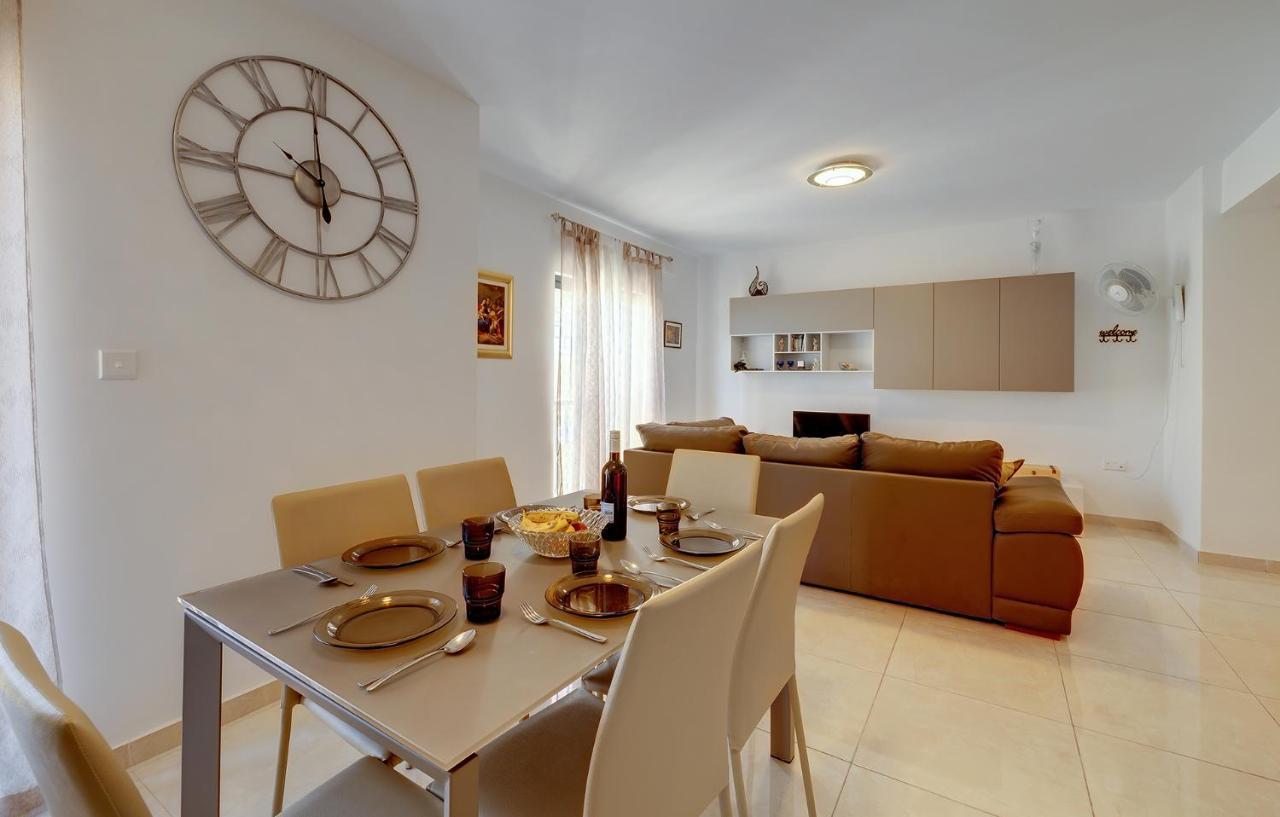 Stylish Bright And Airy Apart In Central Bugibba Сейнт Полс Бей Екстериор снимка